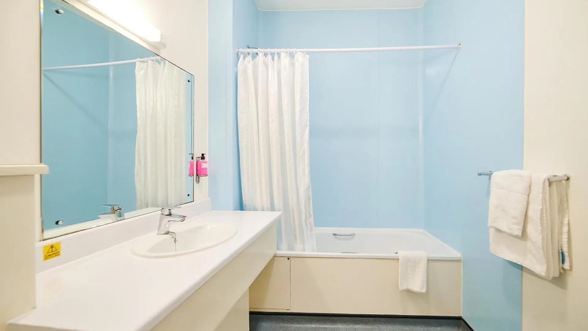 Discovery Inn - Leeds Hotell